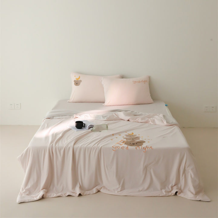 Bedding set made of cotton satin with minimalist panda print and extra soft fitted sheet