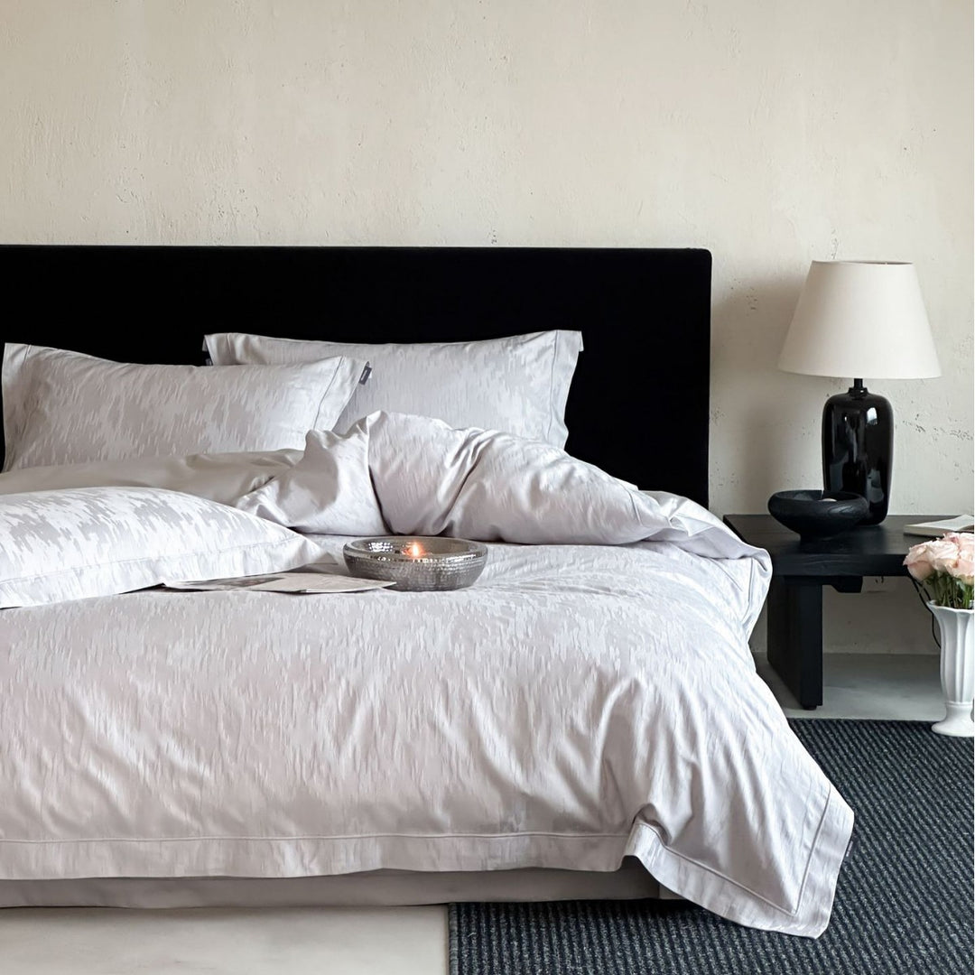 Reversible cotton satin bedding set with fine structure and hotel closure