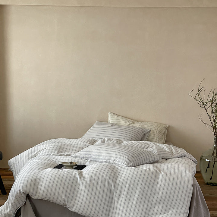 Linen-look bedding set with fine stripes
