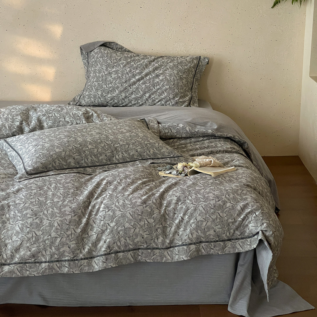 Linen-look duvet cover set with delicate branch print, fine piping and throw