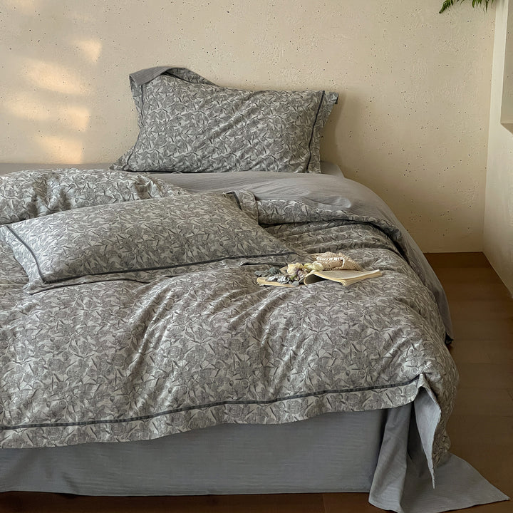 Linen-look duvet cover set with delicate branch print, fine piping and throw
