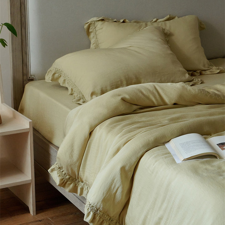 Duvet cover set made of high-quality cotton percale with ruffle edge