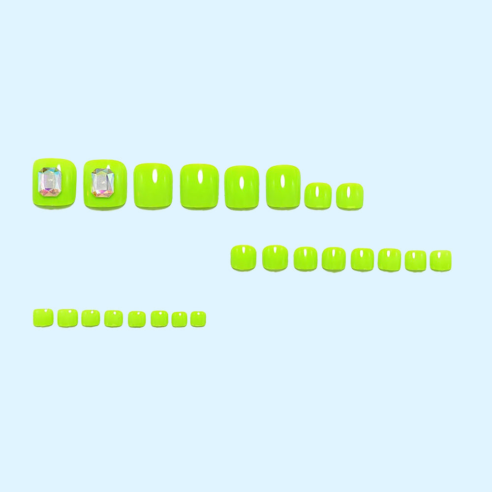 Toenails with glittering 3D applications Kalsten