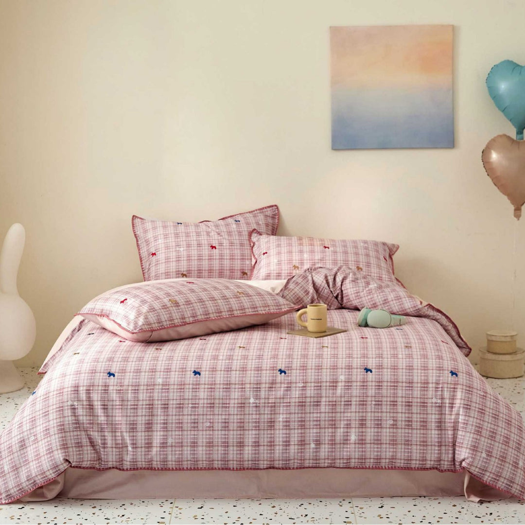 Checked cotton bedding set with delicate animal embroideries