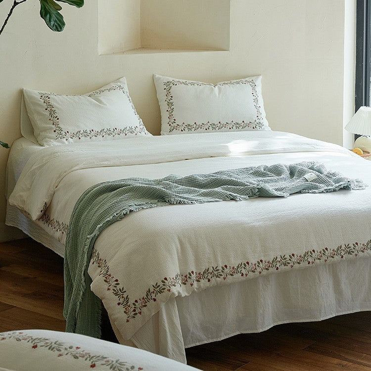 Bedding set made of lightweight cotton muslin with hand-stitched floral border