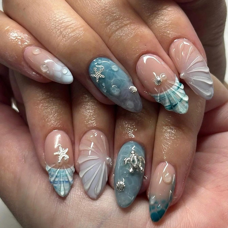 Artificial nail set with elegant shell pattern and 3D accents Kalsten