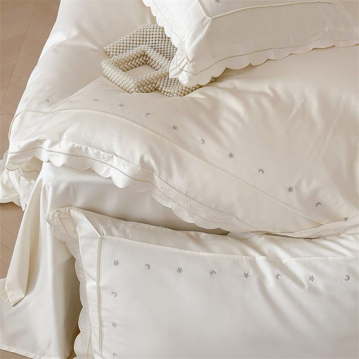 Bedding set made of cotton satin with fine star embroidery and wave hem