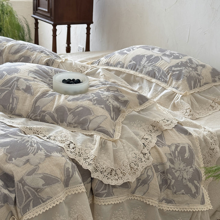 Lightly quilted cotton bedding set in country house style with lace ruffle and large floral motif