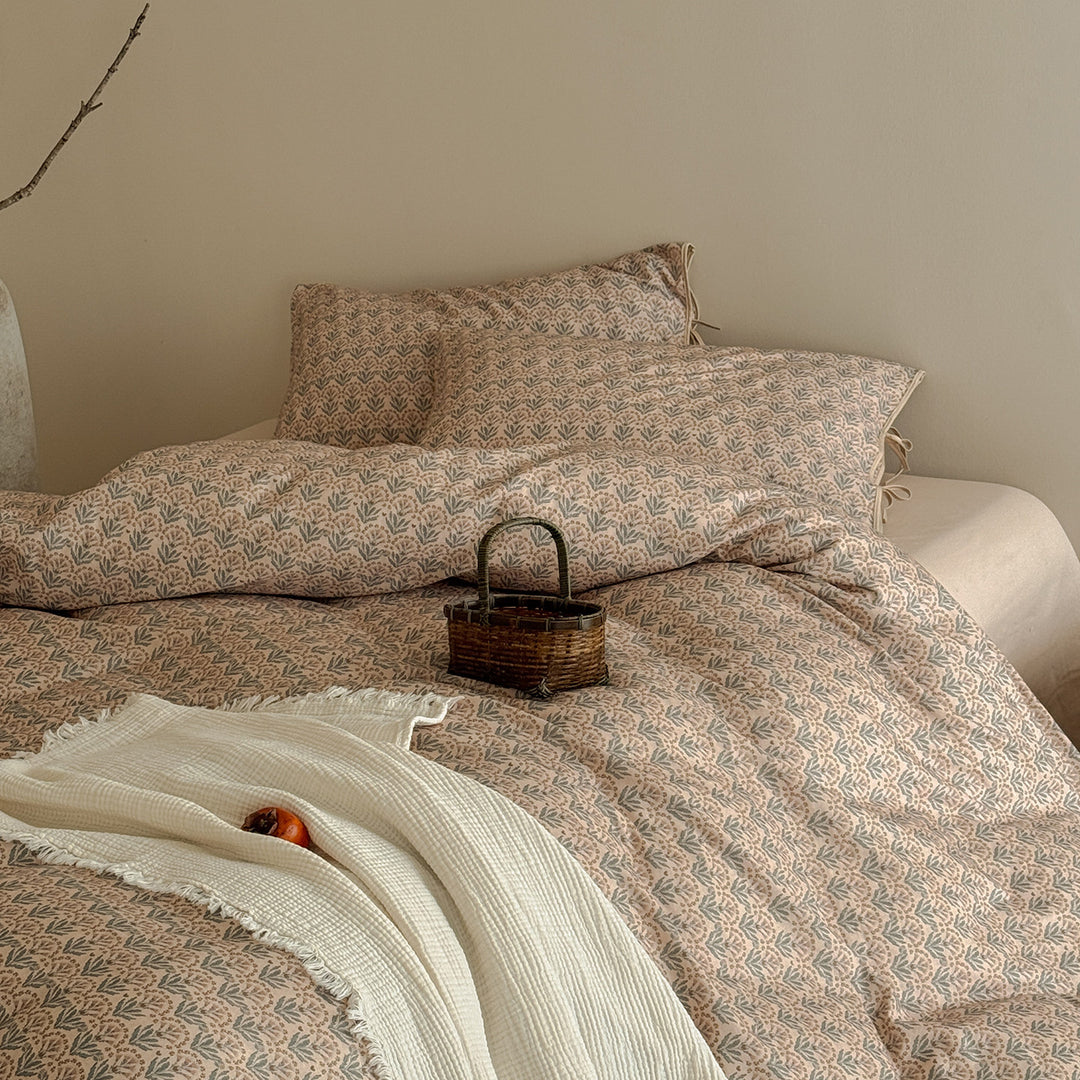 Quilted bed linen set with floral block print look and tie closure