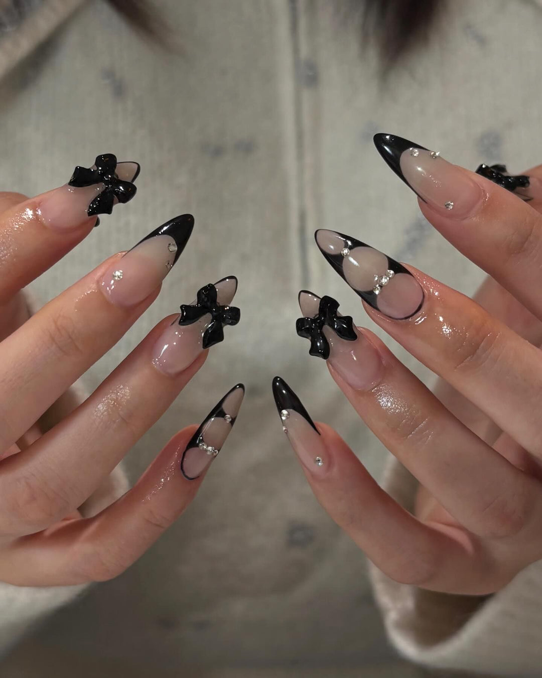 Acrylic nail set with shimmering accents and elegant bows Kalsten