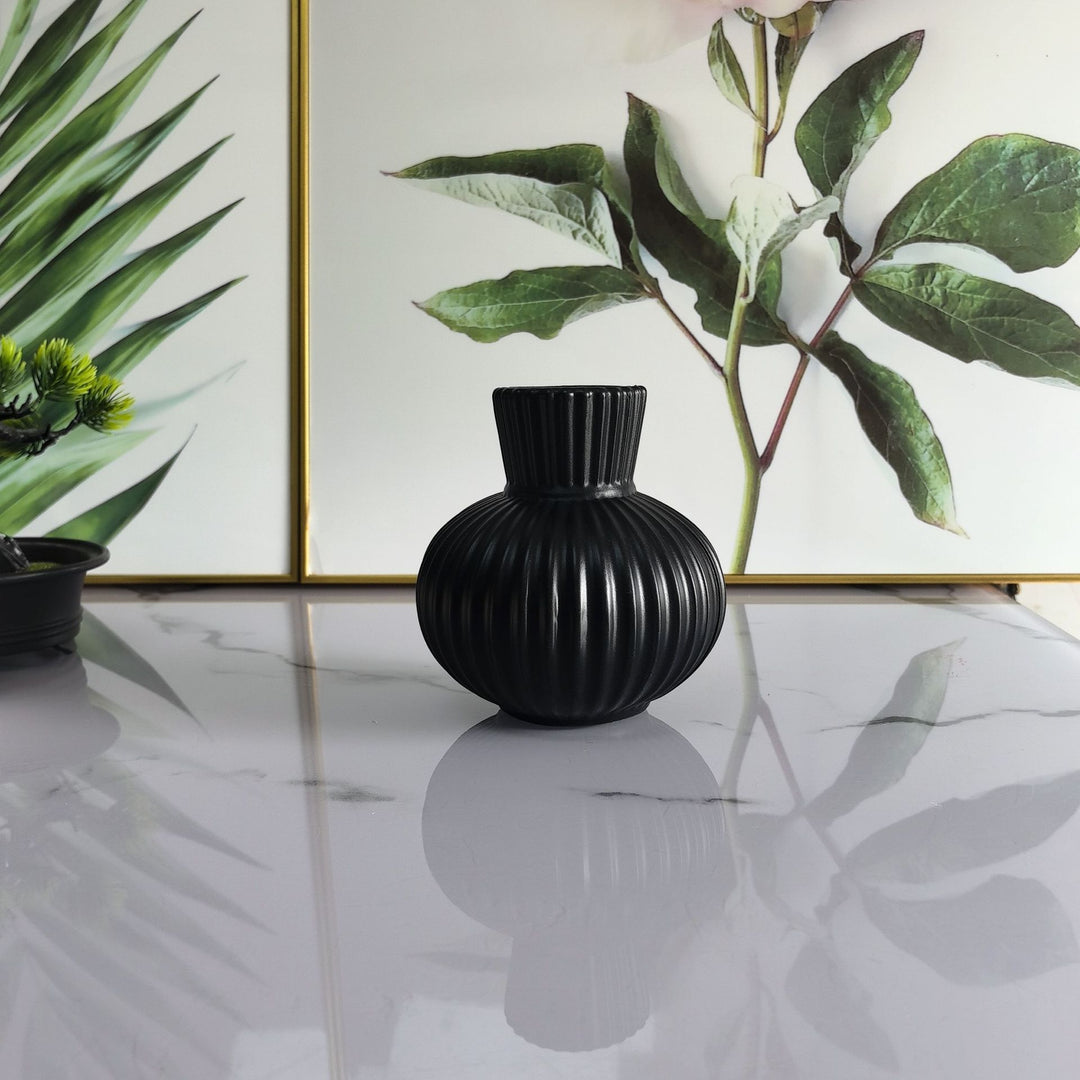 Elegant Ribbed Ceramic Vase Kalsten
