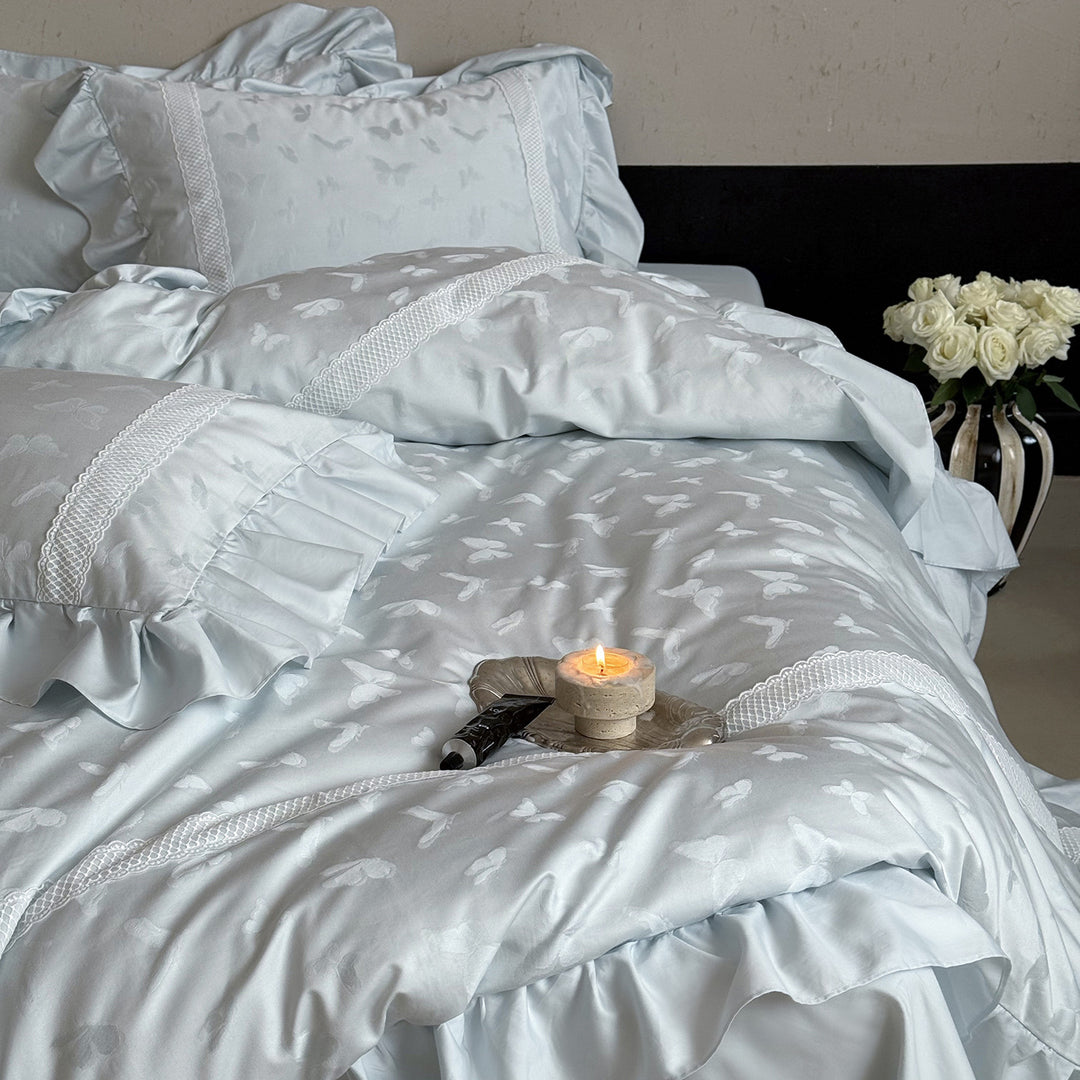 Jacquard bedding set with ruffles and fine decorative seam