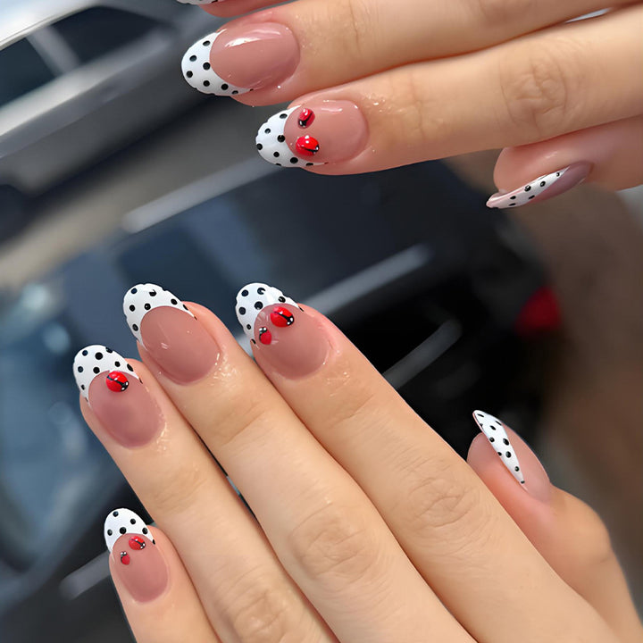 Artificial nail set with playful dots and eye-catching accents Kalsten