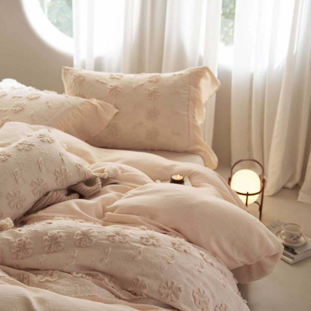 Reversible quilted bedspread with 3D flower appliqué and pillowcases