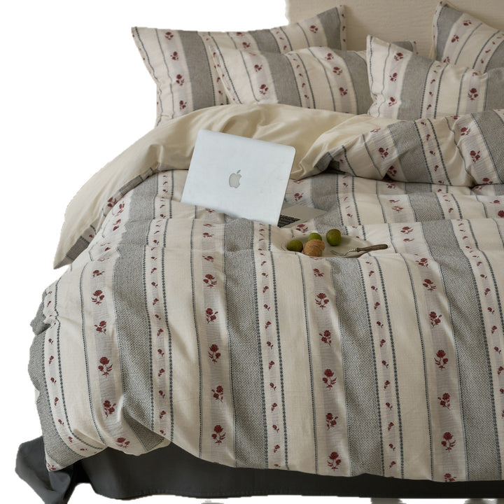 Breathable bedding set made of cotton muslin with striped and rose jacquard