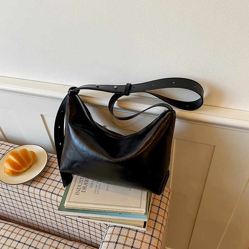 Stylishly Minimalist Leather Shoulder Bag