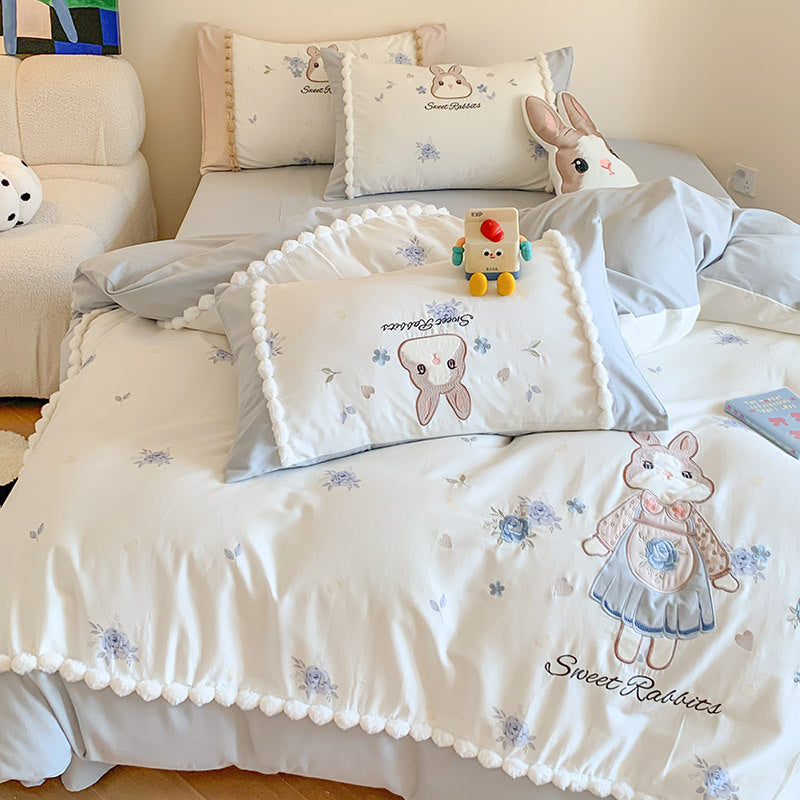 Children's bedding set with cute bunny motif and pompom trim