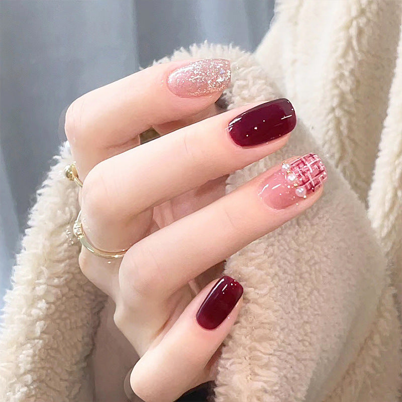 Artificial nail set with glamorous glitter and textural accents Kalsten