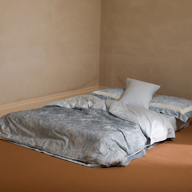 Bedding set made of cotton percale with a light crinkle texture and decorative ruffle