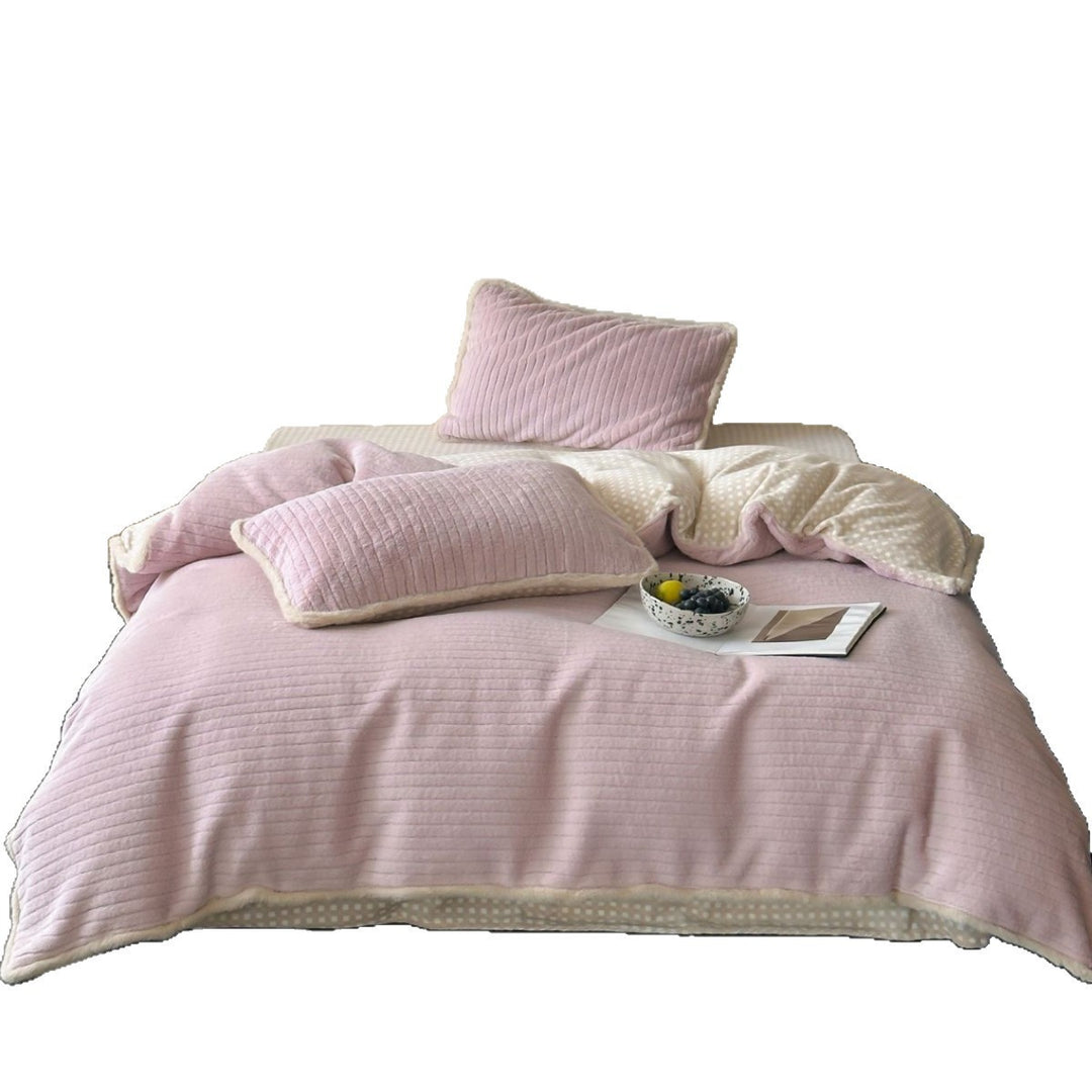 Quilted plush bedding set with ribbed velvet structure and contrasting piping