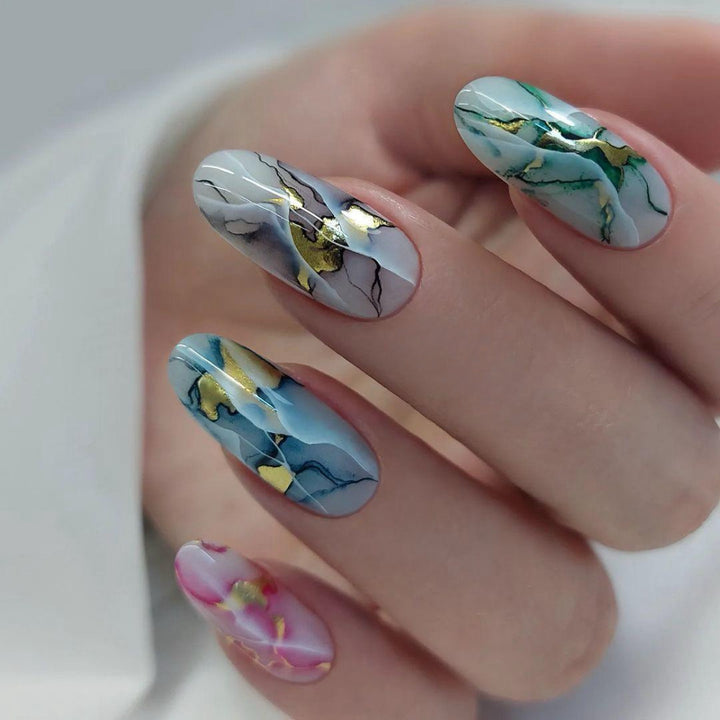 Artificial nails in modern marble design Kalsten