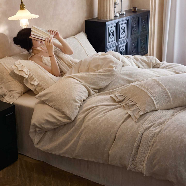 Bedding set made of washed linen with decorative lace trim and ruffle