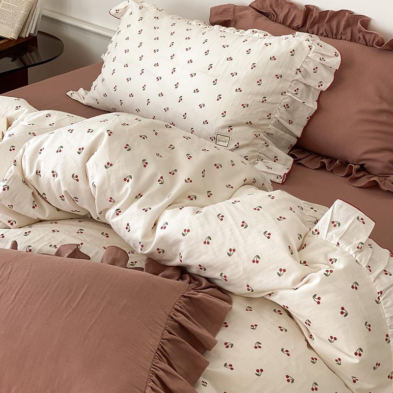 Cotton bedding set with delicate floral pattern and decorative ruffle