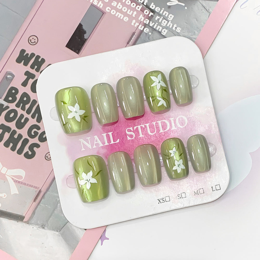 Artistic acrylic nails with floral design Kalsten