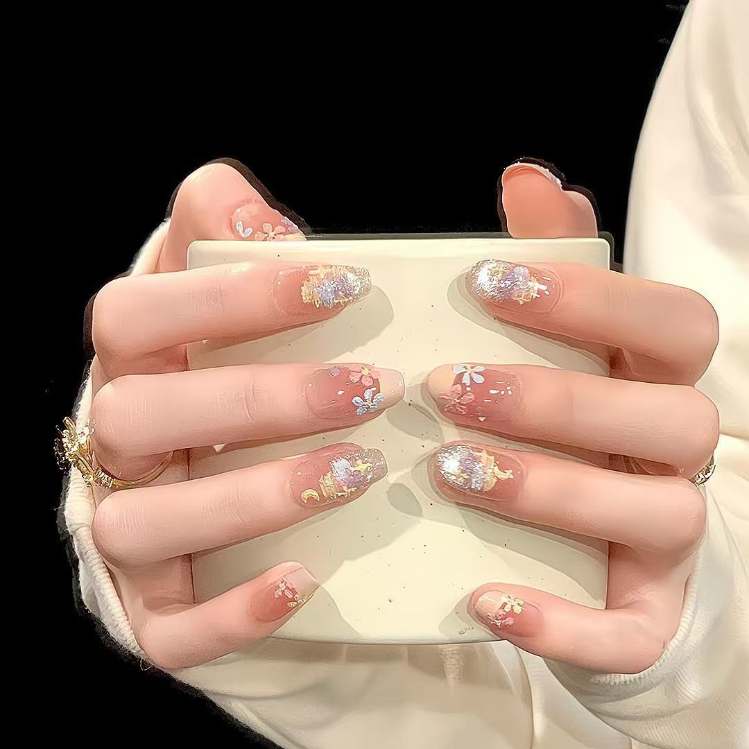 Floral-Themed Press-On Nail Design Kalsten