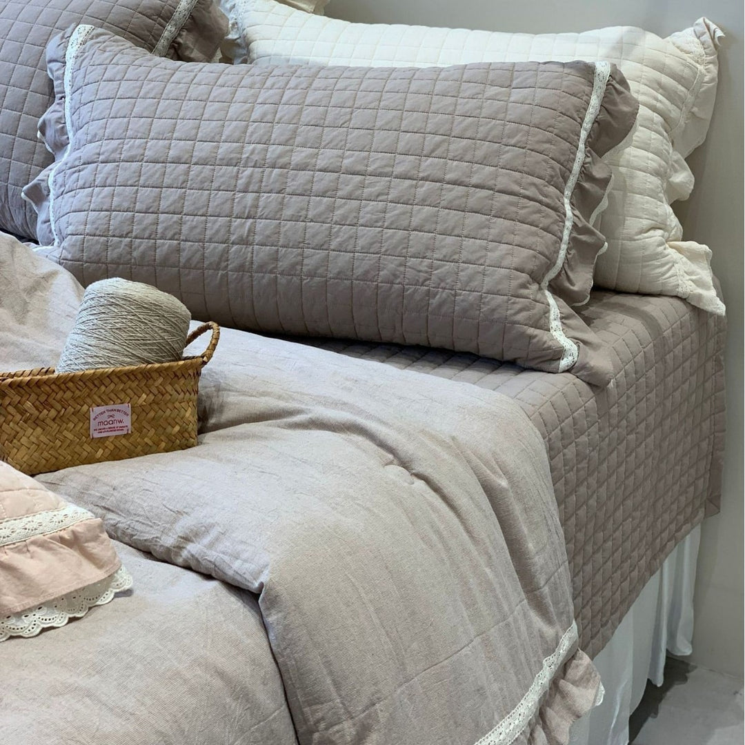 Luxurious cotton bedding set with lace ruffle and quilted bedspread