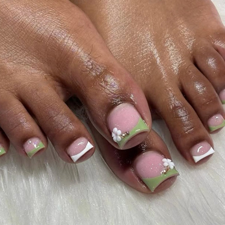 Artificial nail set with elegant floral accents Kalsten