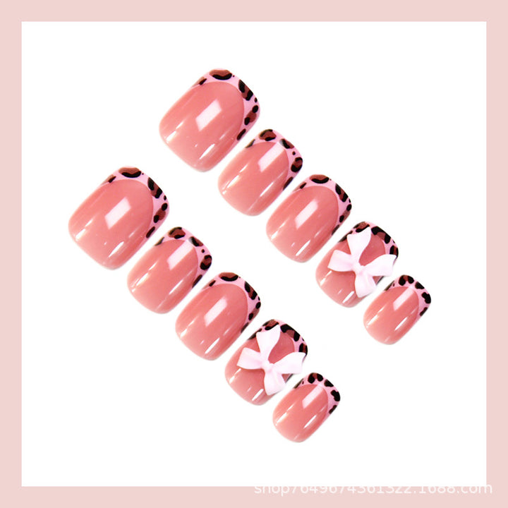 Nail set with playful bow design and lively animal accent Kalsten