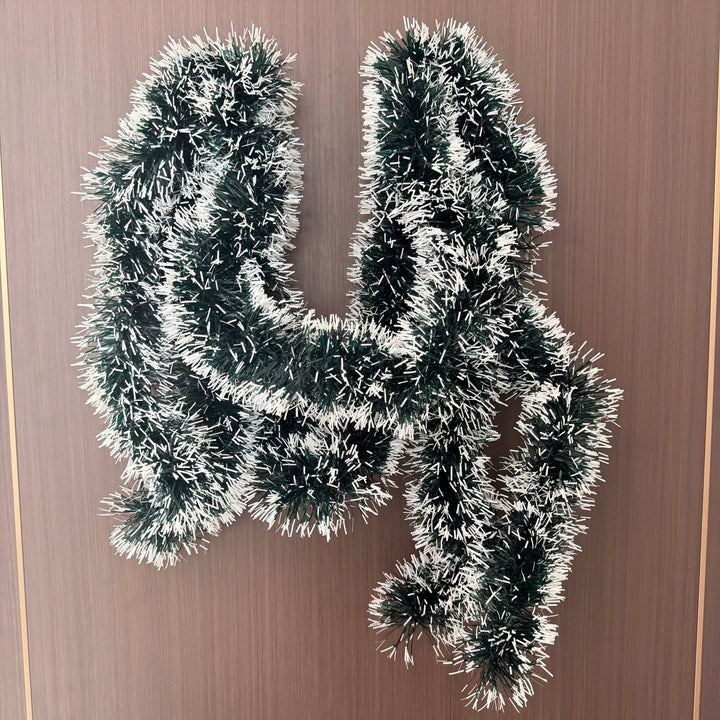 Shiny Halloween garland made of plastic with pumpkin confetti and dense fringes