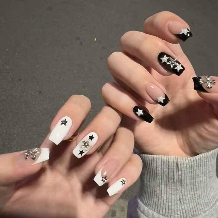 Artful nail art with star motifs and glitter accents Kalsten