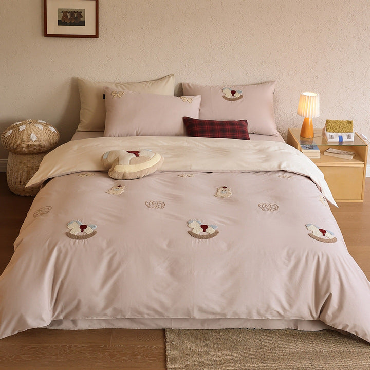 Reversible bedding set with embroidered teddy appliqués