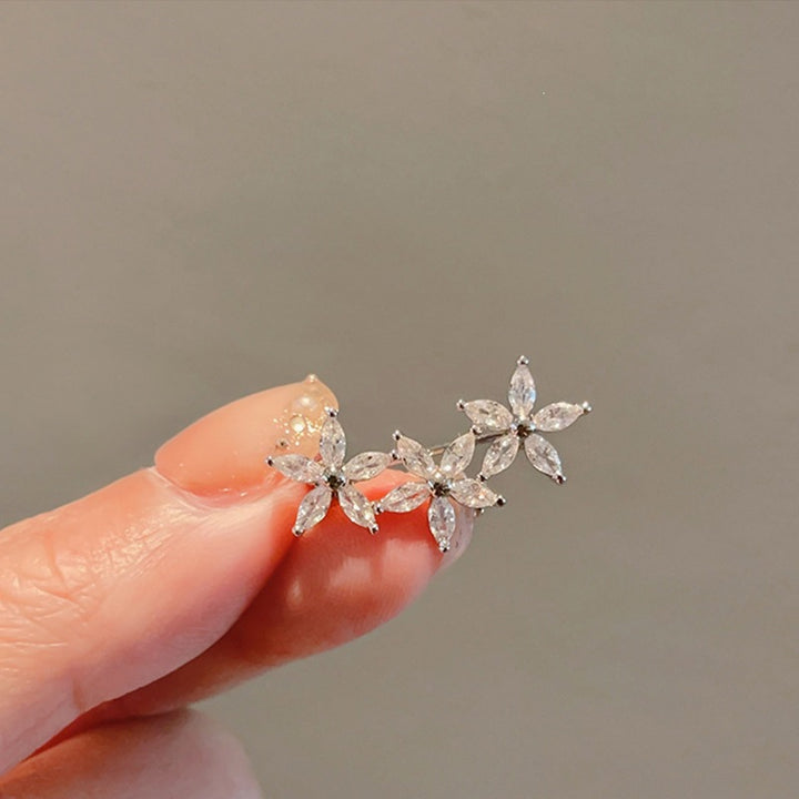 Flower brooch made of radiant gemstones Kalsten