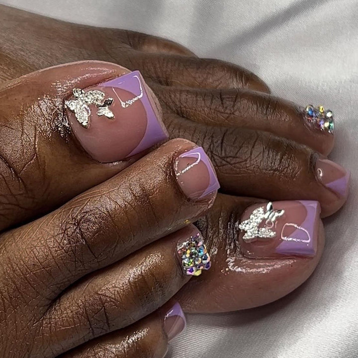 Artful toenail decoration with elegant gold accent Kalsten