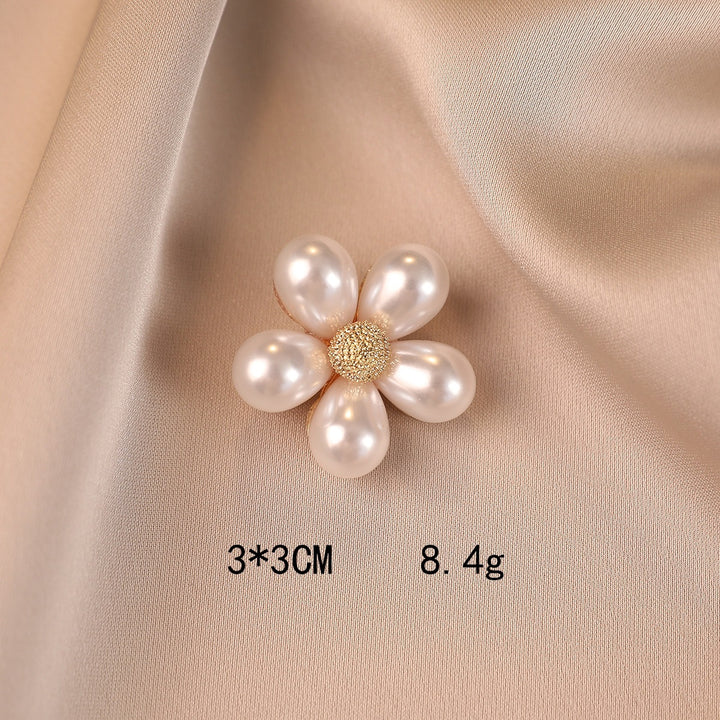 Elegant flower brooch with pearl accents Kalsten