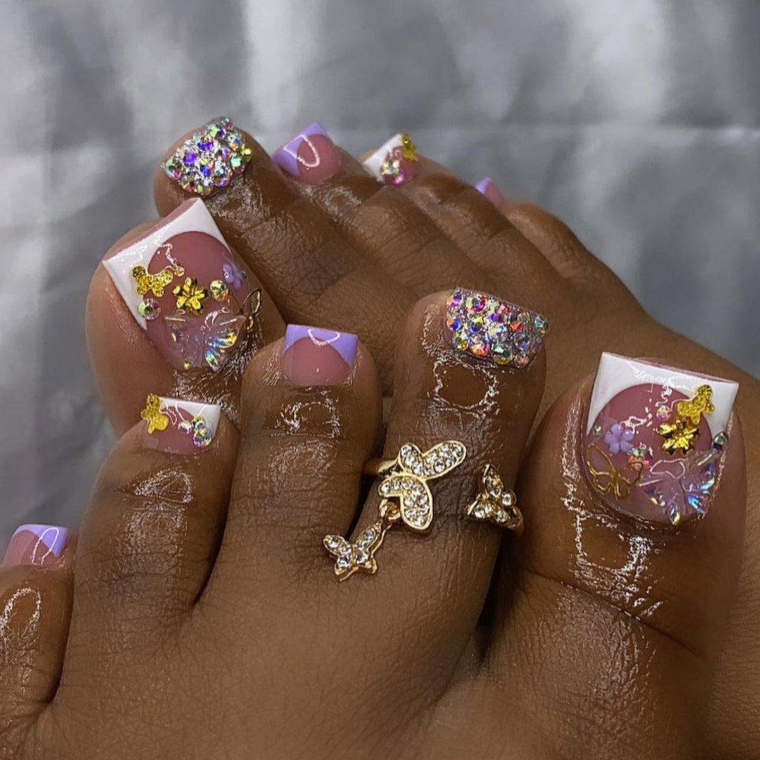 Artful toenail decoration with elegant gold accent Kalsten