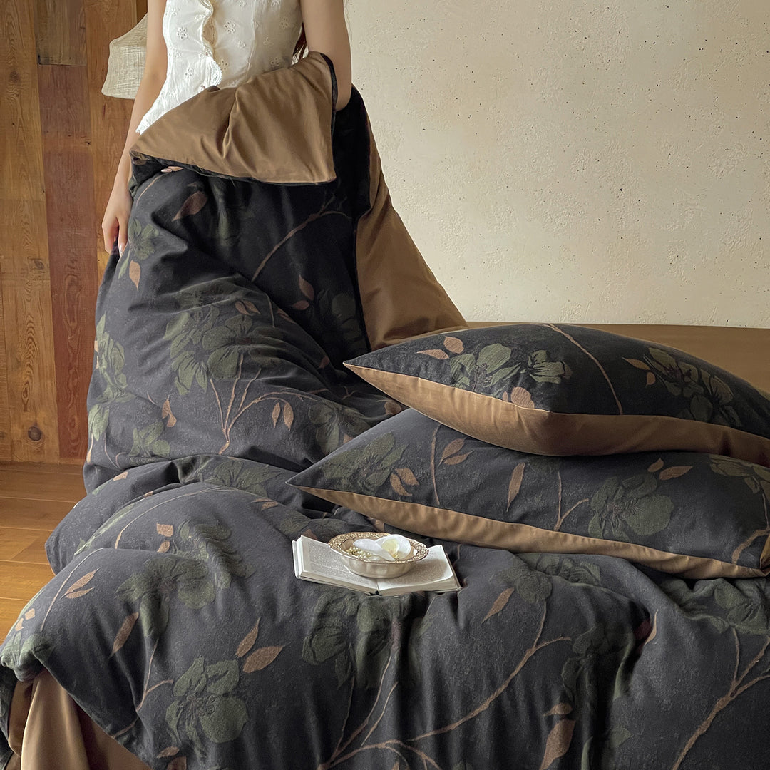 Bedding set made of cotton percale with large floral design and reversible cover