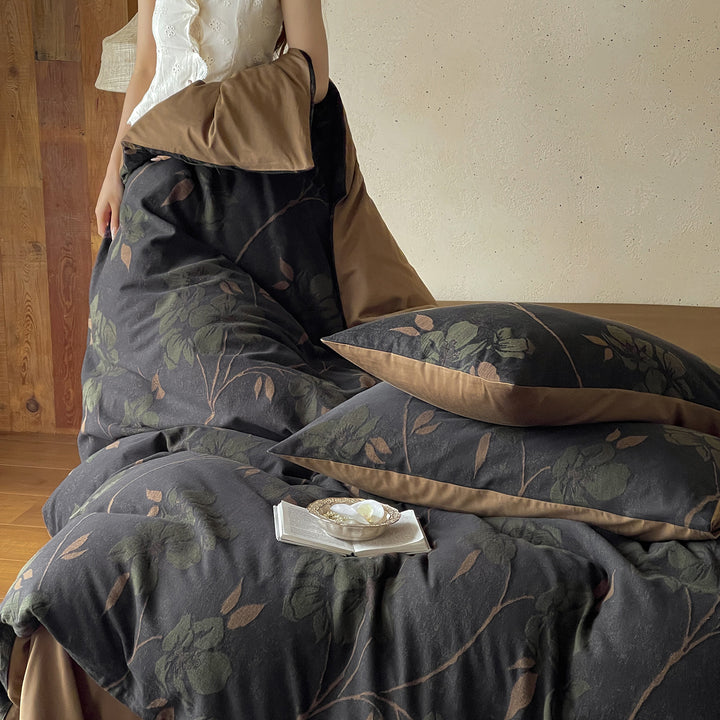 Bedding set made of cotton percale with large floral design and reversible cover