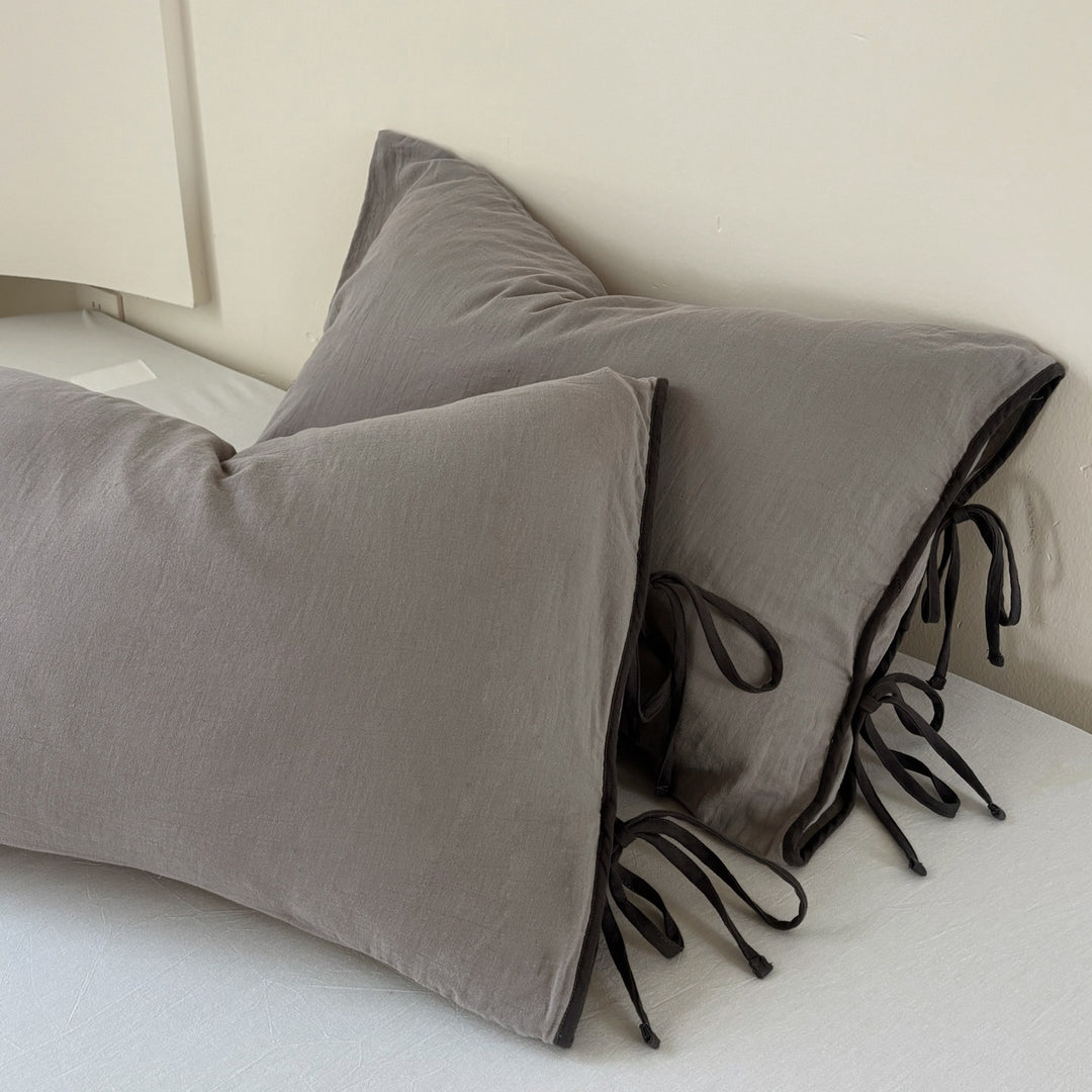 Pillowcase set in washed linen look with decorative ties