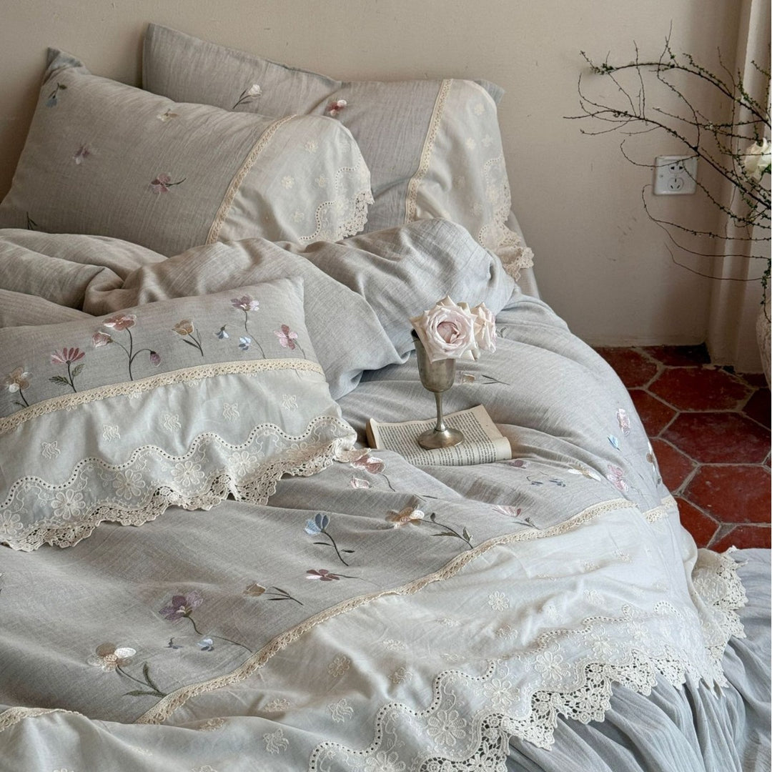 Bedding set made of cotton-linen with floral embroidery, ruffles & lace