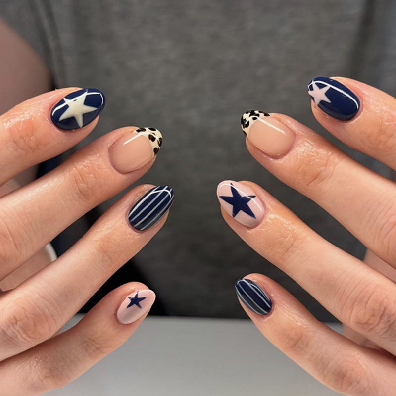 Artificial nail set with delicate rose accents Kalsten