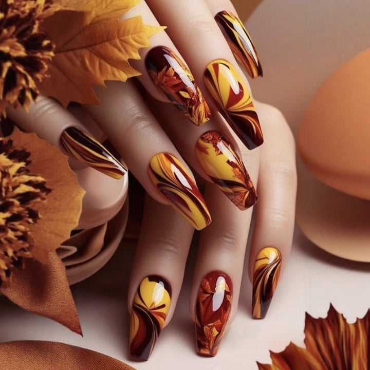Elegant Artificial Nails with Detailed Gold Decorations Kalsten
