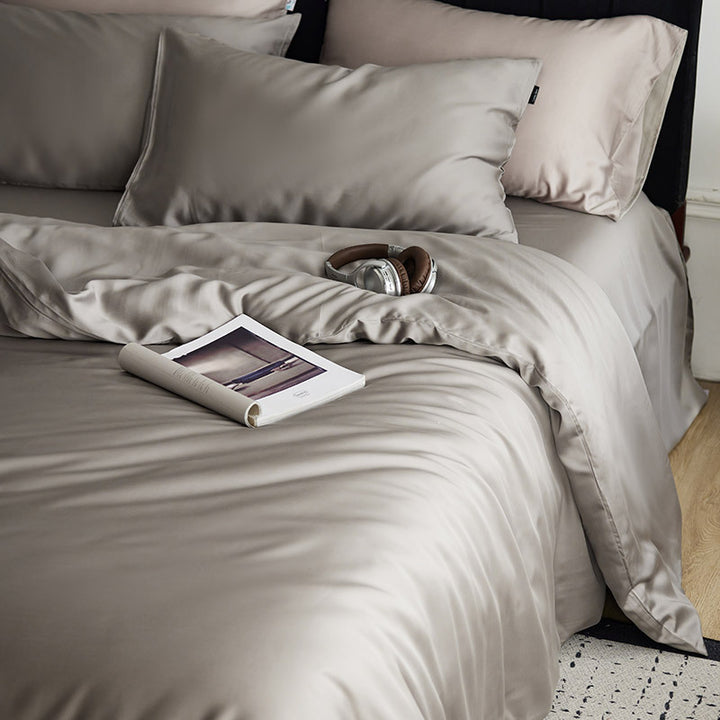 Reversible bedding set made of cotton satin with a silky feel and subtle quilted border