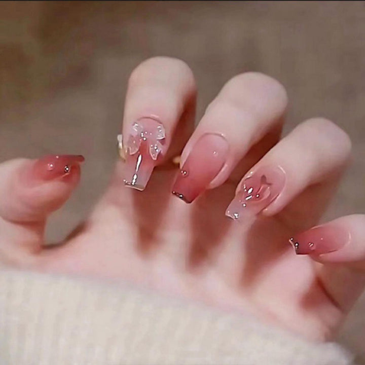 Elegant nail design with pearl embellishment Kalsten