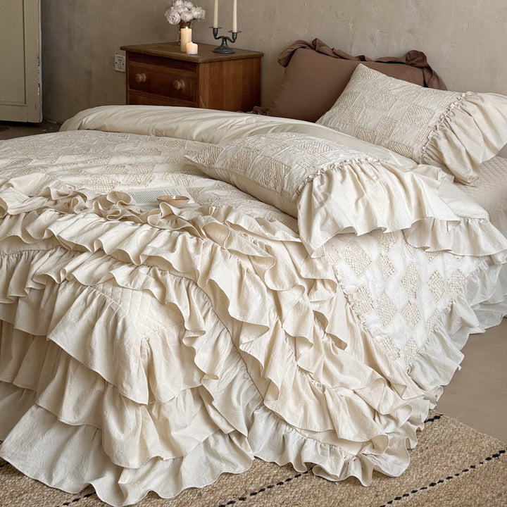 Ruffled bed linen set made of cotton quilt with stitch pattern and pillowcases