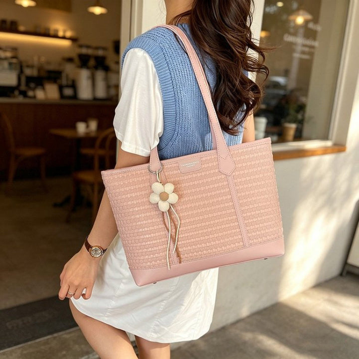 Fashionable tote bag with textured design Kalsten