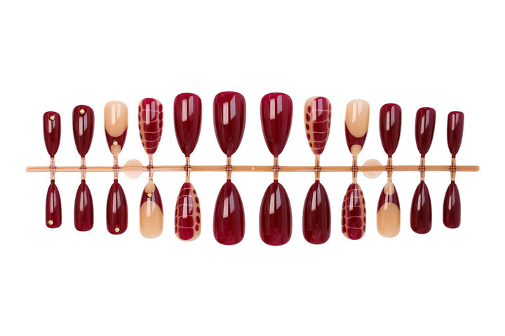 Acrylic nail set with elegant golden accents and trendy design Kalsten